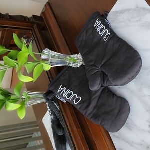 Cucina Set of Oven Mitts- Black and White- NWOT